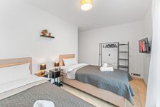 Schlafzimmer 2 mit zwei hochwertigen Boxspringbetten. Die Betten können wahlweise einzeln oder als komfortables Doppelbett gestellt werden. Schlafzimmer 2 mit zwei hochwertigen Boxspringbetten. Die Betten können wahlweise einzeln oder als komfortables Doppelbett gestellt werden.