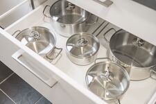 Kochgeschirr mit Töpfen und Pfannen in verschiedenen Größen. Kochgeschirr mit Töpfen und Pfannen in verschiedenen Größen.