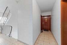 Hausflur 1. Obergeschoss und gekennzeichneter Wohnungstür. Hausflur 1. Obergeschoss und gekennzeichneter Wohnungstür.
