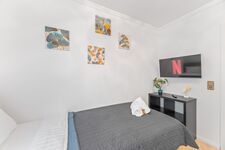 Schlafzimmer 3 mit zwei Boxspringbetten, Smart-TV und Kleiderständern. Schlafzimmer 3 mit zwei Boxspringbetten, Smart-TV und Kleiderständern.