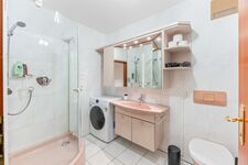 Modernes Badezimmer mit einem WC und Waschtrockner. Modernes Badezimmer mit einem WC und Waschtrockner.