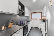 Voll ausgestattete Küche mit Herd, Backofen, sehr großem Kühlschrank und Arbeitsfläche. Voll ausgestattete Küche mit Herd, Backofen, sehr großem Kühlschrank und Arbeitsfläche.