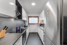 Voll ausgestattete Küche mit Herd, Backofen, sehr großem Kühlschrank und Arbeitsfläche. Voll ausgestattete Küche mit Herd, Backofen, sehr großem Kühlschrank und Arbeitsfläche.