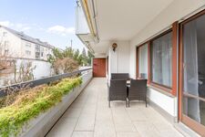 Großer Südbalkon mit Sitzmöbeln und Rauchermöglichkeit. Großer Südbalkon mit Sitzmöbeln und Rauchermöglichkeit.