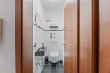 Separates WC mit Waschbecken. Separates WC mit Waschbecken.