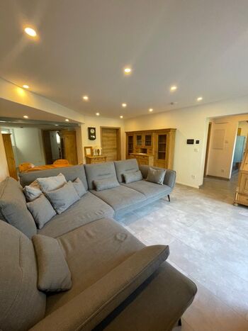 Wohnzimmer mit großer Couch Wohnzimmer mit großer Couch