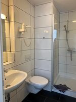 Bad mit Dusche und WC Bad mit Dusche und WC