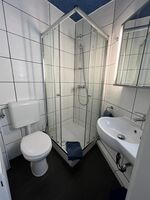 Bad mit Dusche und WC Bad mit Dusche und WC