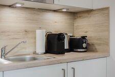 Vollausgestatte Küche mit Kaffemaschine, Toaster und Wasserkocher Vollausgestatte Küche mit Kaffemaschine, Toaster und Wasserkocher