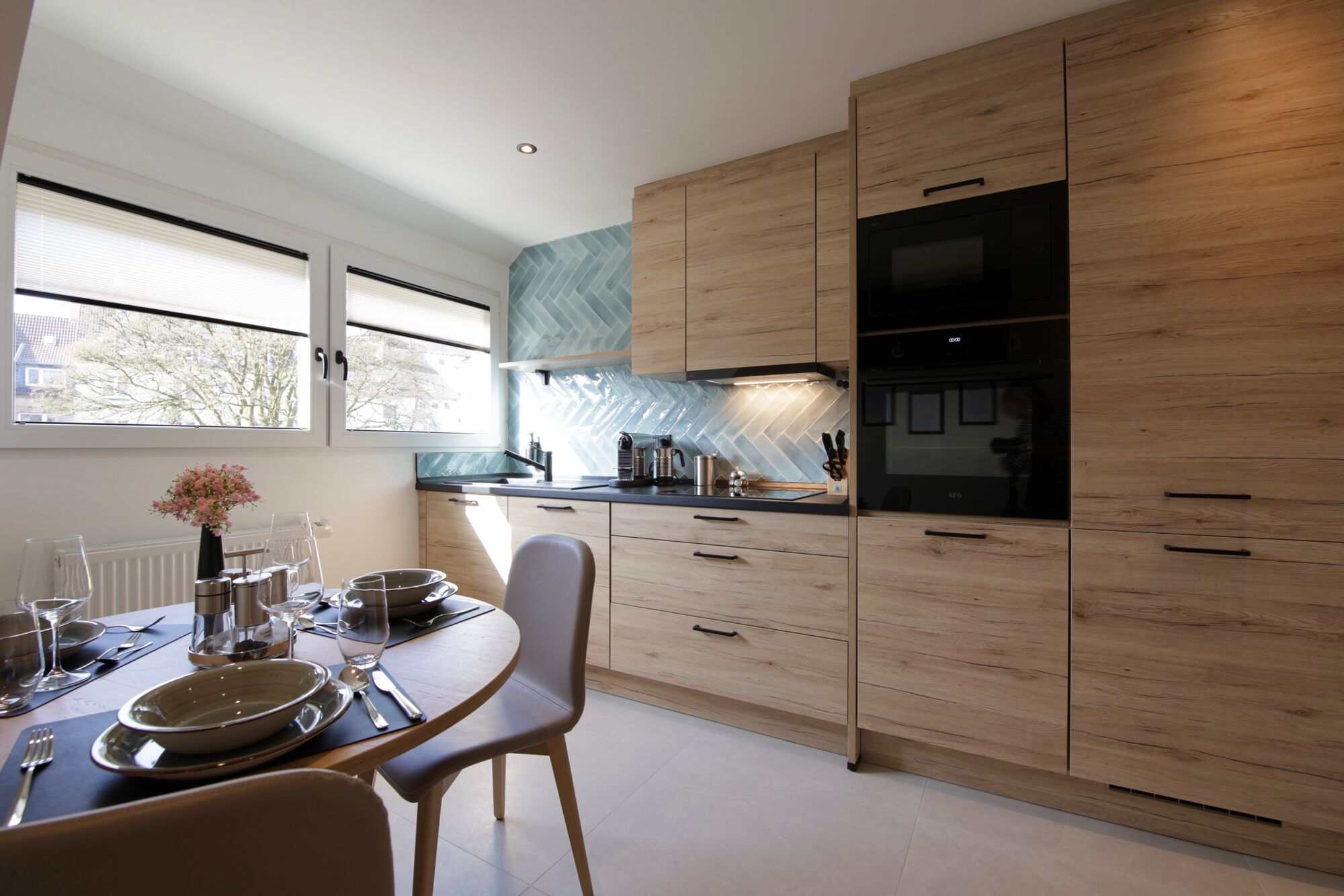 3-2-1meins Schloss Burg Business Apartment Komplettes Apartment mit 3 Schlafräumen für bis zu 6 Personen. Zwei Zweibettzimmer und eine Schlafcouch im Wohnzimmer. Voll ausgestattete Küche, Badezimmer, WLAN und Essbereich vorhanden. Ideal für Monteure und Geschäftsreisende. 3-2-1meins Schloss Burg Business Apartment Komplettes Apartment mit 3 Schlafräumen für bis zu 6 Personen. Zwei Zweibettzimmer und eine Schlafcouch im Wohnzimmer. Voll ausgestattete Küche, Badezimmer, WLAN und Essbereich vorhanden. Ideal für Monteure und Geschäftsreisende.