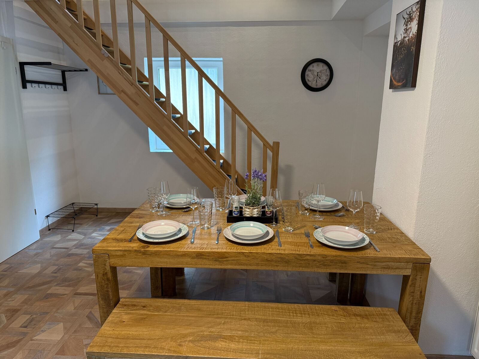 Esstisch und Aufgang zur 2. Ebene Esstisch und Aufgang zur 2. Ebene