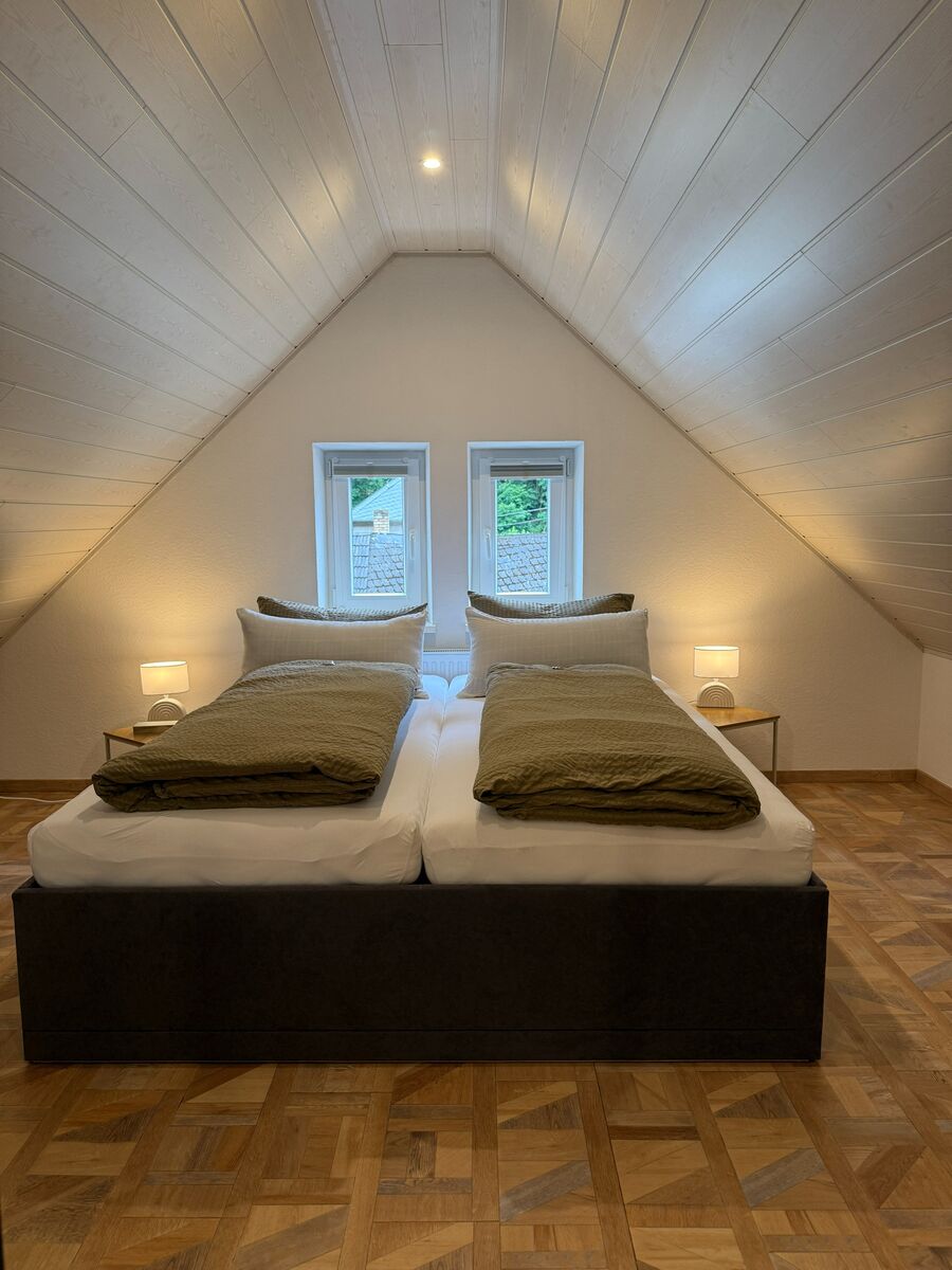 Doppelbett (1,80m) Doppelbett (1,80m)