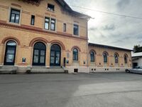 Gästehaus - Aussenansicht mit zahlreichen Parkmöglichkeiten Gästehaus - Aussenansicht mit zahlreichen Parkmöglichkeiten