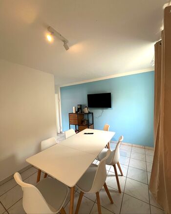 Esszimmer mit Fernseher Esszimmer mit Fernseher