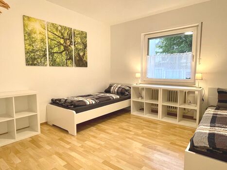 Balkon und Parkplätze | 3-12 Personen | Einzelzimmer möglich Bild 5 Balkon und Parkplätze | 3-12 Personen | Einzelzimmer möglich Bild 5
