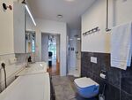 Badezimmer mit Dusche, WC, Waschtrockner & Badewanne Badezimmer mit Dusche, WC, Waschtrockner & Badewanne