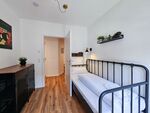 Alle Schlafzimmer haben Kommoden und Möglichkeiten Kleidung aufzuhängen Alle Schlafzimmer haben Kommoden und Möglichkeiten Kleidung aufzuhängen