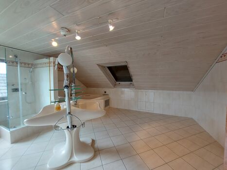 Das helle, einladende Bad lädt dazu ein, sich in entspannter Atmosphäre frisch zu machen. / The bright, inviting bathroom invites you to freshen up in a relaxed atmosphere. Das helle, einladende Bad lädt dazu ein, sich in entspannter Atmosphäre frisch zu machen. / The bright, inviting bathroom invites you to freshen up in a relaxed atmosphere.
