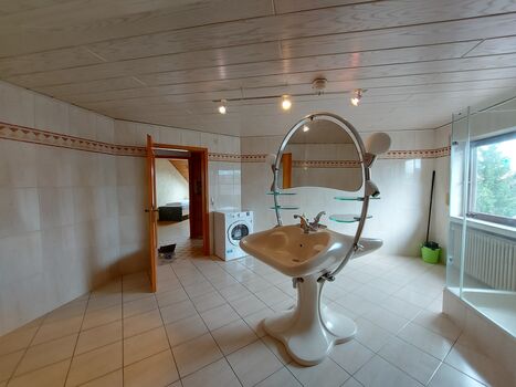 Das helle, einladende Bad lädt dazu ein, sich in entspannter Atmosphäre frisch zu machen. / The bright, inviting bathroom invites you to freshen up in a relaxed atmosphere. Das helle, einladende Bad lädt dazu ein, sich in entspannter Atmosphäre frisch zu machen. / The bright, inviting bathroom invites you to freshen up in a relaxed atmosphere.