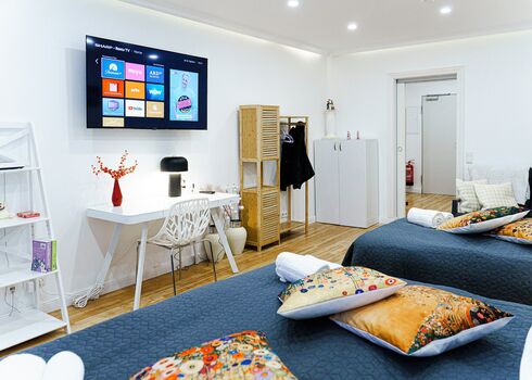 7 Personen, am Rathaus direkt Tiefgarage 20.30 bis 8.30 frei 7 Personen, am Rathaus direkt Tiefgarage 20.30 bis 8.30 frei