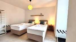 Gemütliches Doppelzimmer mit zwei Einzelbetten, stimmungsvoller Beleuchtung und Zugang zum Balkon. Helle Einrichtung, moderne Deko und ruhige Atmosphäre – perfekt zum Entspannen. Gemütliches Doppelzimmer mit zwei Einzelbetten, stimmungsvoller Beleuchtung und Zugang zum Balkon. Helle Einrichtung, moderne Deko und ruhige Atmosphäre – perfekt zum Entspannen.