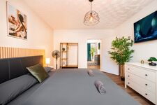 Helles Schlafzimmer mit Doppelbett Helles Schlafzimmer mit Doppelbett