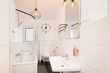 Modernes Badezimmer mit Badewanne Modernes Badezimmer mit Badewanne