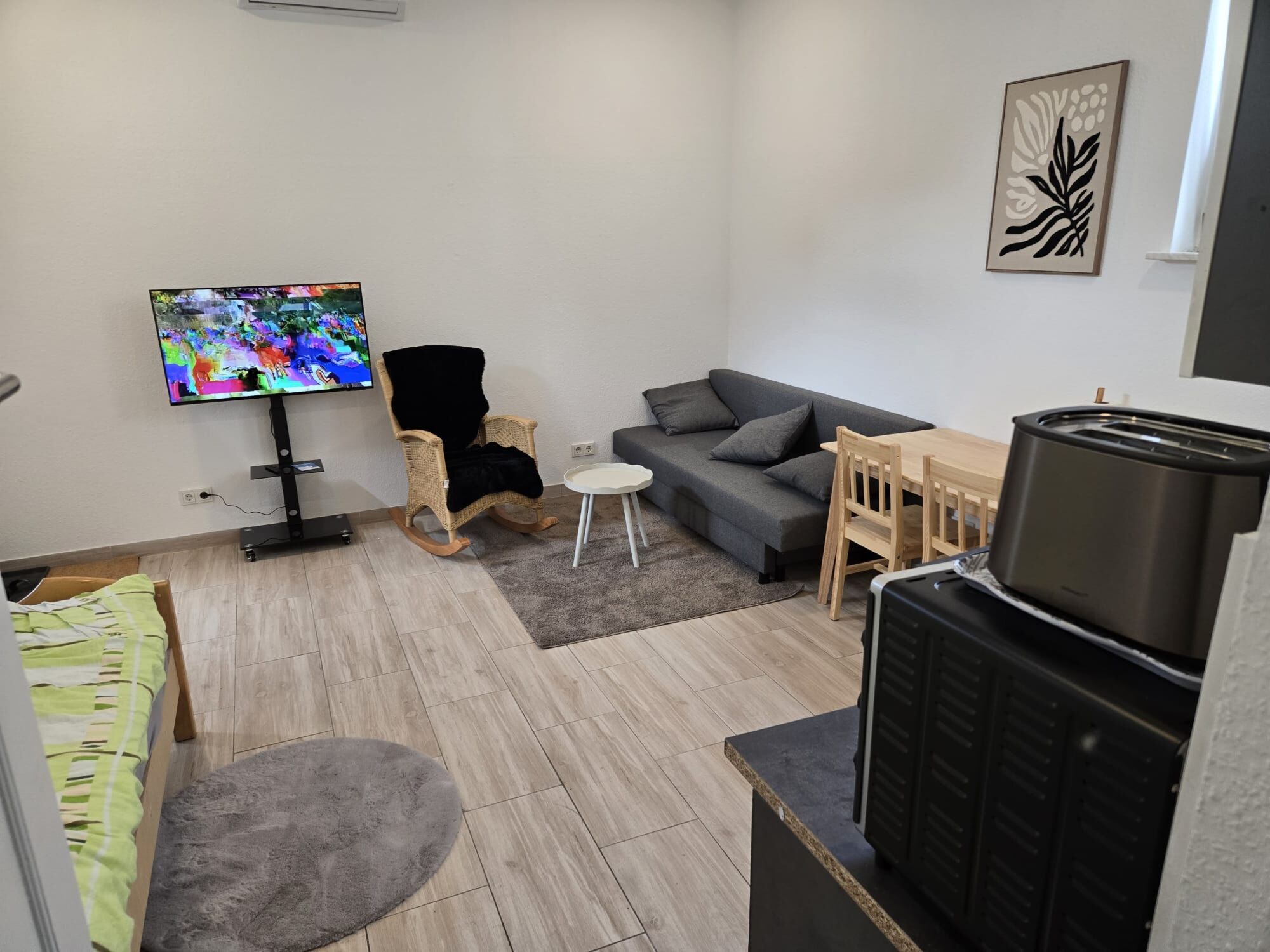 Wohn- und Schlafbereich mit TV und Küchenzeile Wohn- und Schlafbereich mit TV und Küchenzeile