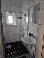 Privates Badezimmer mit Dusche, WC und Waschbecken Privates Badezimmer mit Dusche, WC und Waschbecken