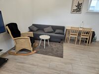 Sitzbereich mit Sofa, Sessel und Esstisch Sitzbereich mit Sofa, Sessel und Esstisch