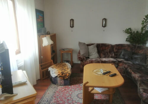 Wohnzimmer mit Flachbild-TV Wohnzimmer mit Flachbild-TV