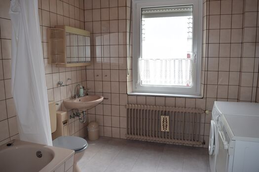 Badezimmer mit Waschmaschine und Trockner Badezimmer mit Waschmaschine und Trockner