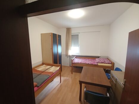 3-Zi-Whg frei, sep. Whg an Fa., Gruppen ab 15 E Obrázok 5 3-Zi-Whg frei, sep. Whg an Fa., Gruppen ab 15 E Obrázok 5