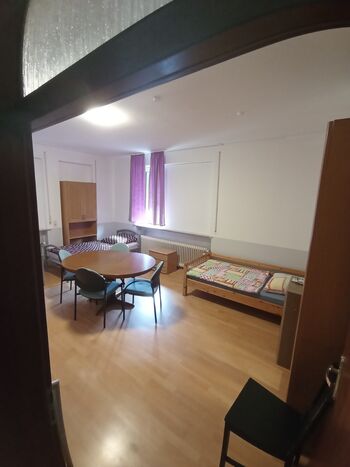 3-Zi-Whg frei, sep. Whg an Fa., Gruppen ab 15 E Obrázok 3 3-Zi-Whg frei, sep. Whg an Fa., Gruppen ab 15 E Obrázok 3