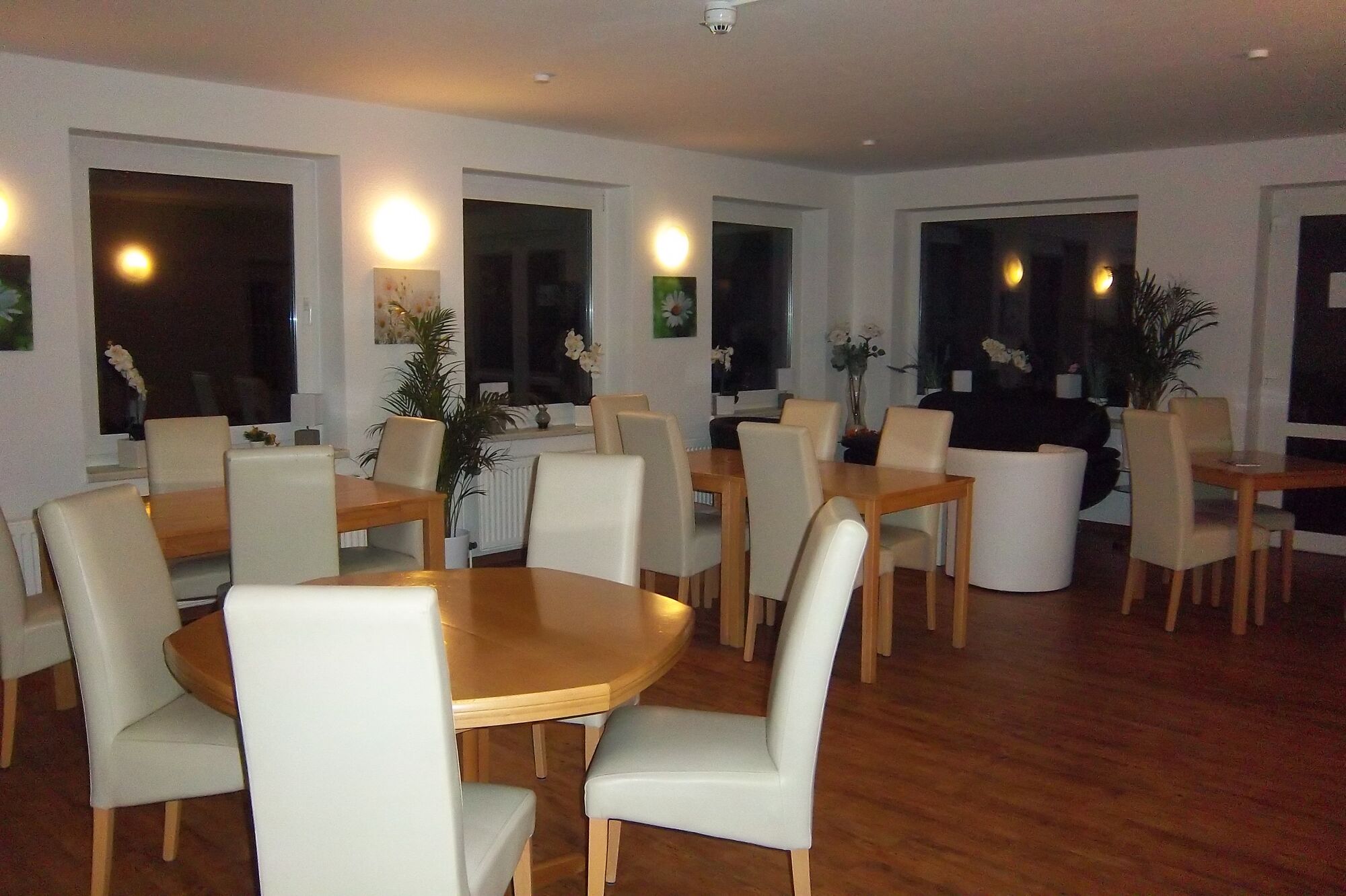 Speiseraum/ Zugang Terrasse Speiseraum/ Zugang Terrasse