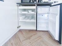 Eigener Kühlschrank, Mikrowelle, Kaffeemaschine, Wasserkocher / Own fridge, MW oven, coffee machine, kettle, CM