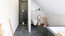 Gemeinschaftliches Badezimmer / Shared bathroom