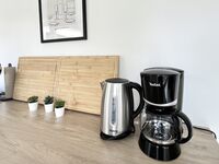 Küche mit Kaffeemaschine, Toaster, Wasserkocher