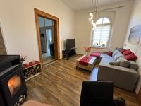 Wohnzimmer mit Schlafcouch und Arbeitsecke