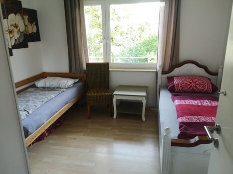 Kleiners Zimmer, 2 Einzelbetten, Schrank, Stühle