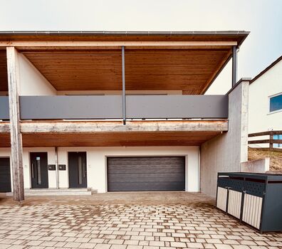 Modernes Haus voll ausgestattet Design / groß