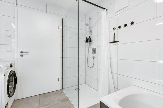 Badezimmer mit Waschmaschine