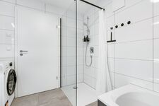 Badezimmer mit Waschmaschine