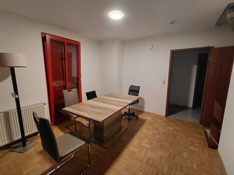 Gemeinschaftsraum mit Esstisch – ideal für Pausen nach der Arbeit.