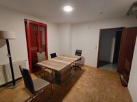 Gemeinschaftsraum mit Esstisch – ideal für Pausen nach der Arbeit.