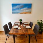 Esstisch mit 4 Plätzen und Geschirr