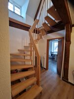 Treppe nach oben, 1 Zimmer mit Bad oben