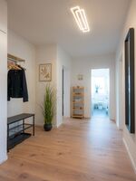 Wohnungsflur mit Garderobe und Ganzkörperspiegel