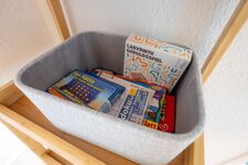 Die Spielesammlung im Wohnungsflur lädt zu kurzweiligen Spieleabenden ein