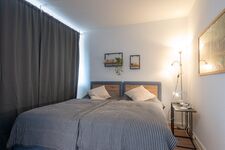 Schlafzimmer 2 mit Doppelbett (optional), Stehlampe, Leselampe und privaten Steckdosen